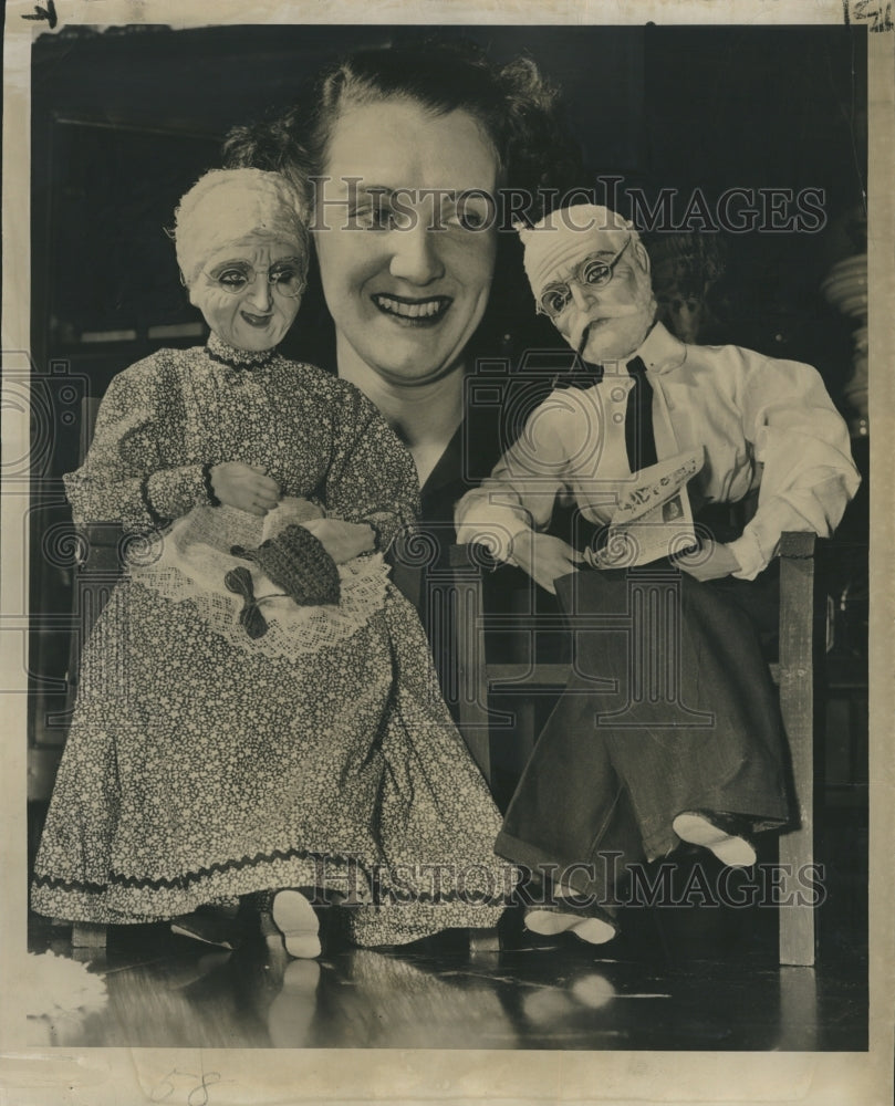 1947 Press Photo Trit Stevenson of New York City looks at the Grandma and Granpa - Historic Images