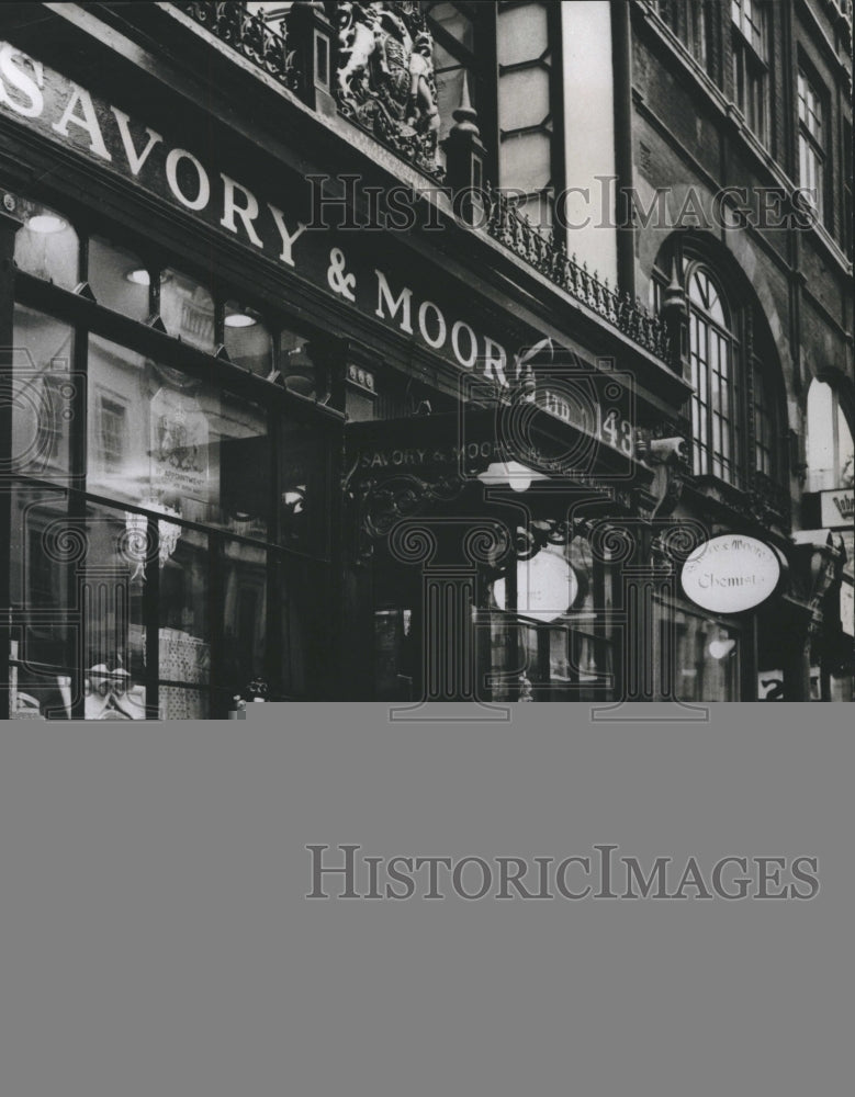 1965 Press Photo A British Counterpart of Our Drugstore, Known in England - Historic Images