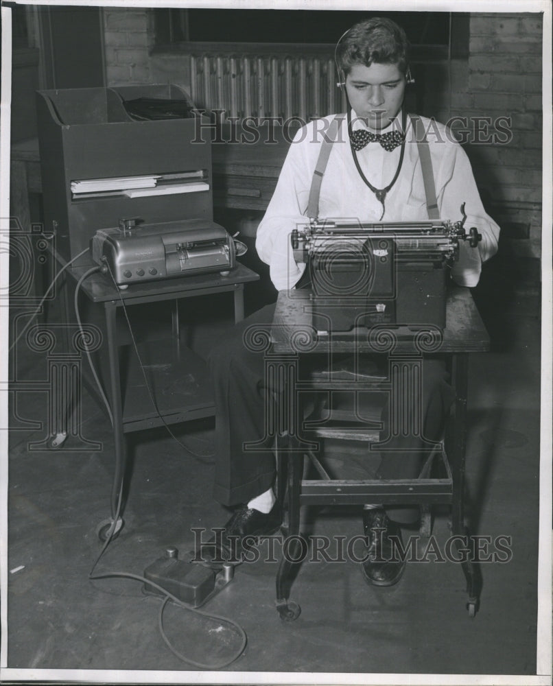 1959 Press Photo This is a Reporter Transcribing a SINGIT record - Historic Images