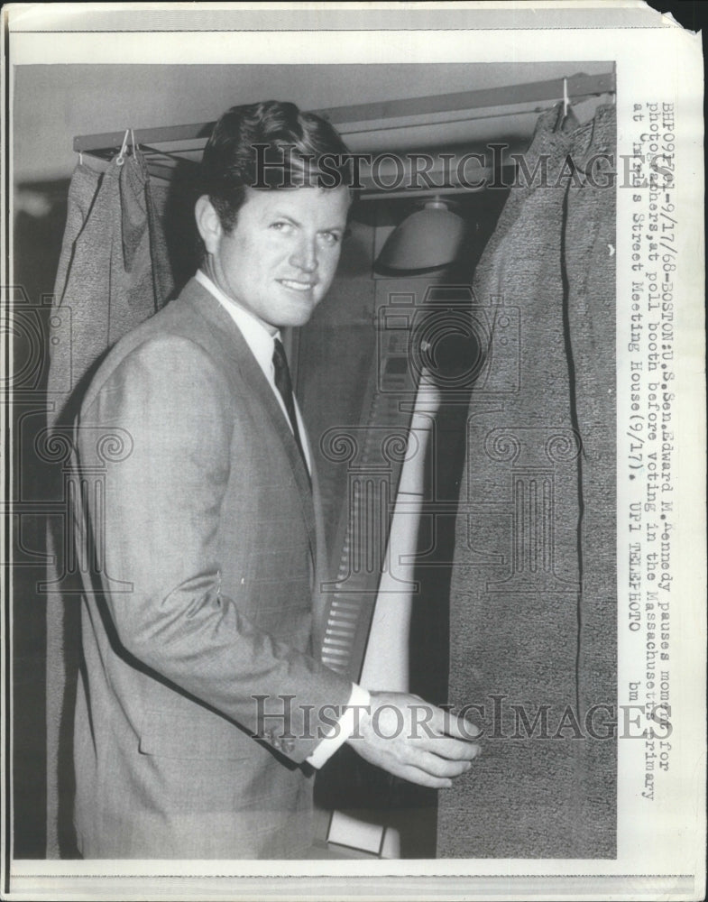 1988 Press Photo US Sen Edward M. Kennedy Pauses Momeht for Photograhers - Historic Images