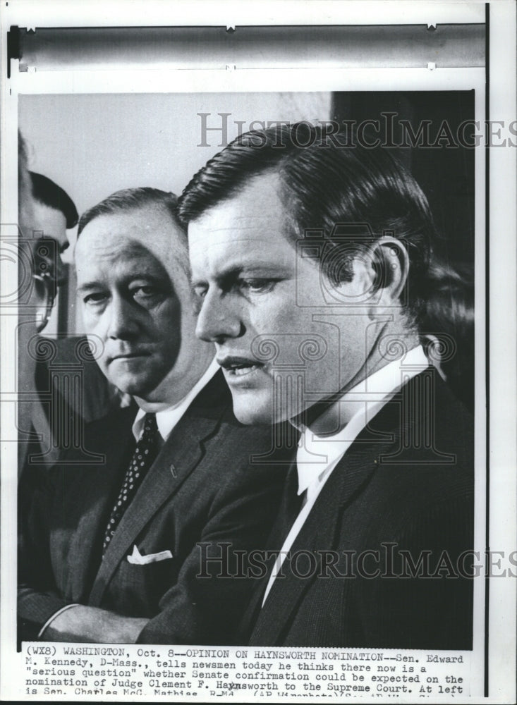 1969 Press Photo Sen. Edward M. Kennedy, D-Mass, Talks Newsman - Historic Images