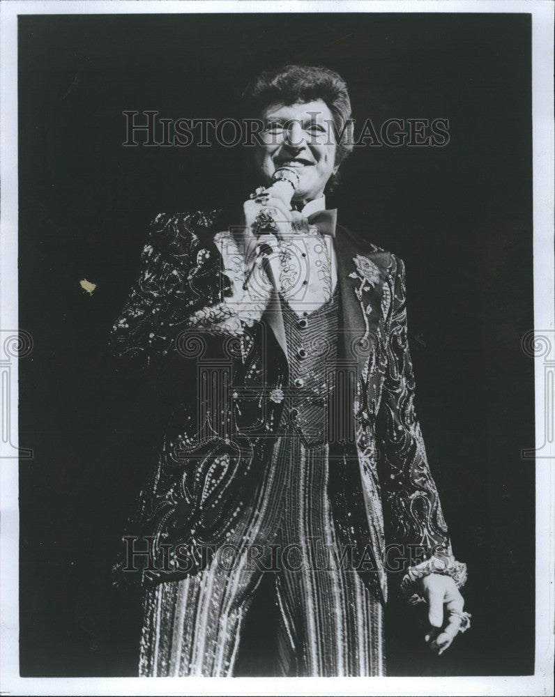 Press Photo Singer Sings on Stage - RSH00653 - Historic Images