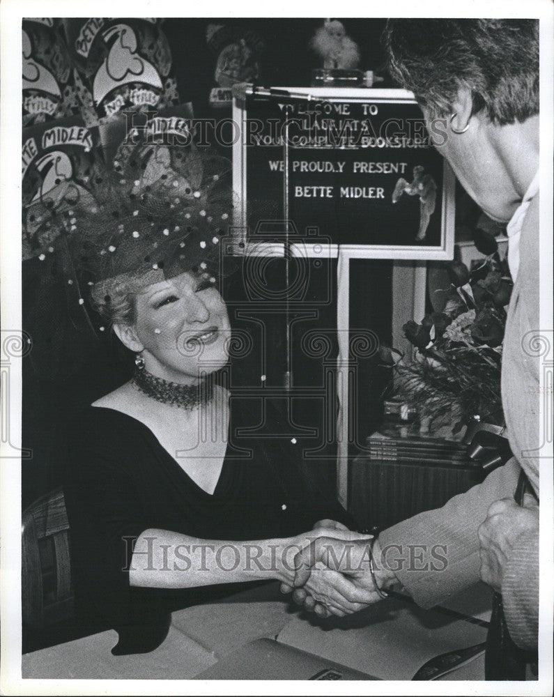 1983 Press Photo Bette Midler Gives a Hearty Handshake to a Fan after Singing - Historic Images