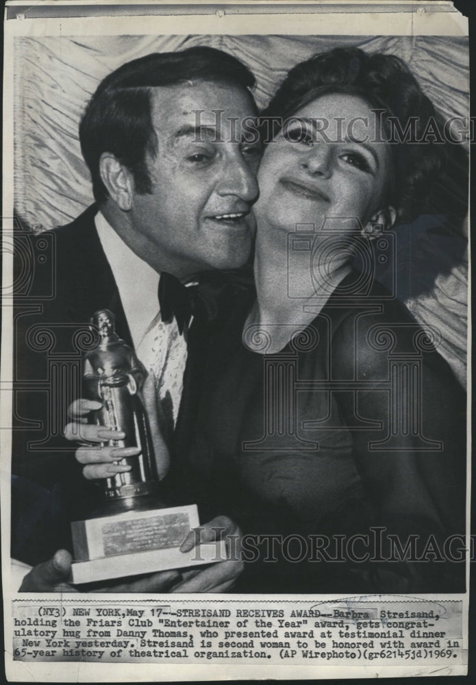 1969 Press Photo Barbra Straisand Holding Friars Club &quot;Entertainer of the Year&quot; - Historic Images