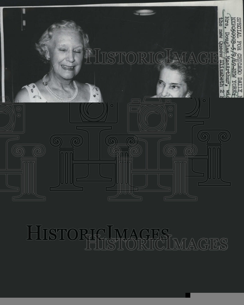 1969 Press Photo Mrs. Guy Smith Wife of the Canadian Consul, Chats Mrs. Douglas - Historic Images