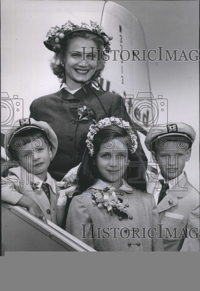 Press Photo Actress with Three Childrens - RSH01551 - Historic Images