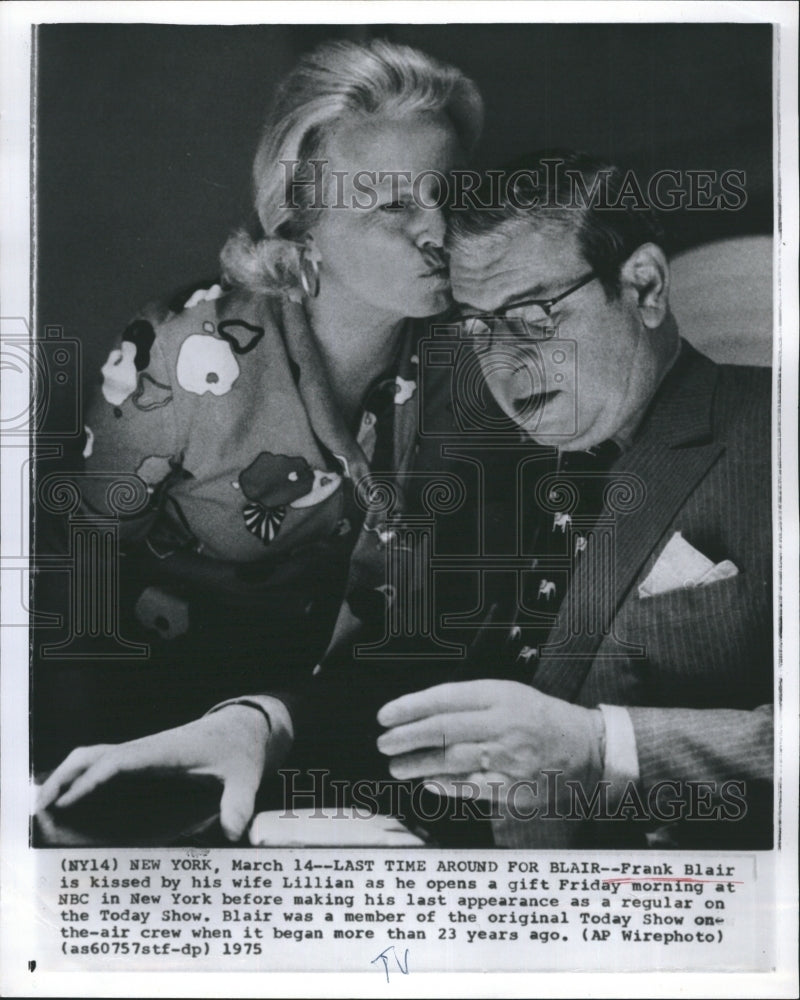 1975 Press Photo Frank Blair is Kissed by His Wife Lillian - RSH01725 - Historic Images