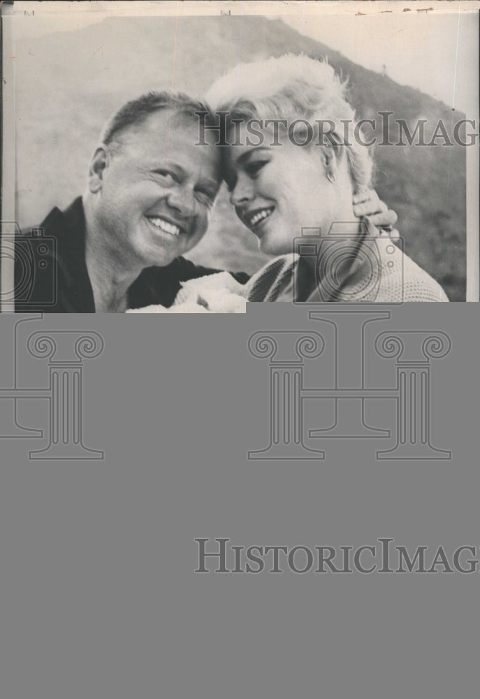 1974 Press Photo Actor Mickoy Rooney Poses with his Wife, Barbara and Daughter - Historic Images