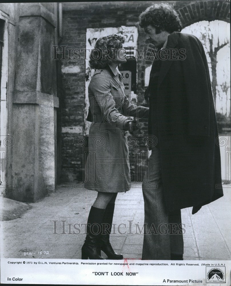 1974 Press Photo Julie Christie and Donald Sutherland try to Unravel - Historic Images