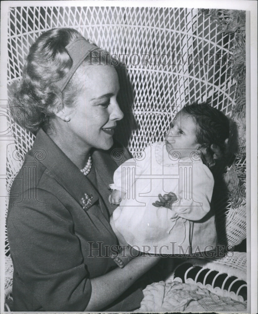 1991 Press Photo Mrs. Clark Julie With Baby - Historic Images