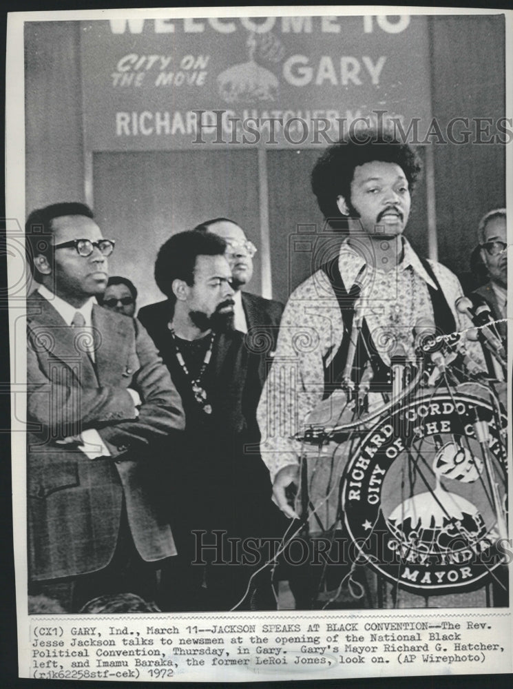 1972 Press Photo The Rev. Jesse Jackson talks to Newsman - Historic Images