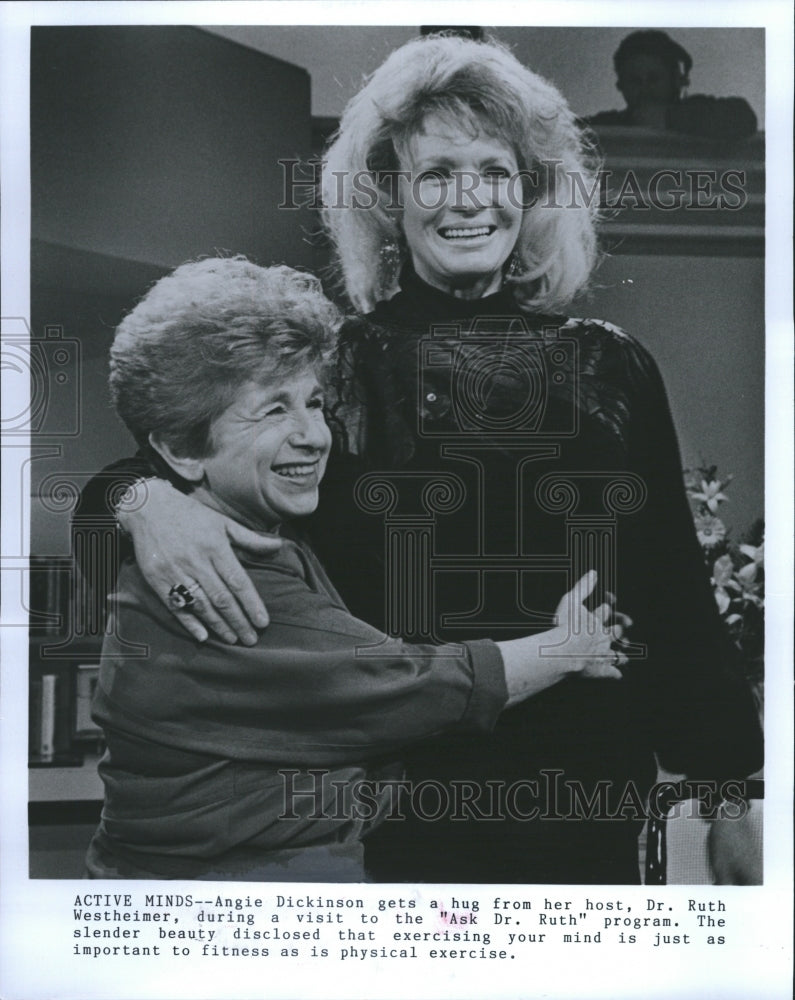 Press Photo Angie Dickinson Gets a Hug From her Host, Dr. Ruth Westheimer - Historic Images