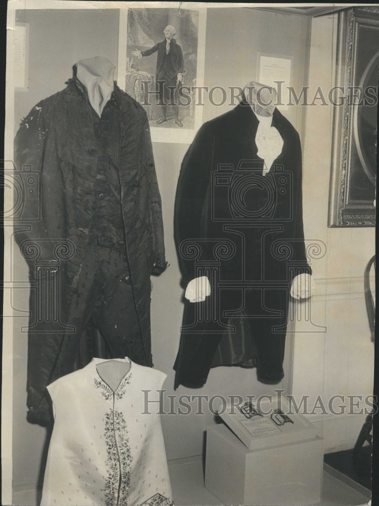 1964 Press Photo Left, Suit of Clothing Woren by Geo, Washington in his Inaugral - Historic Images