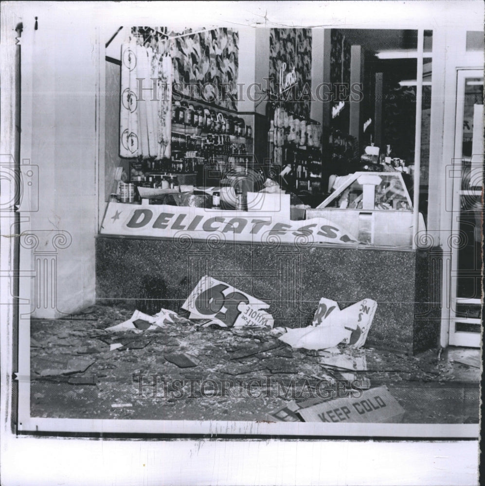 1957 Press Photo Scores of Heavy Plate Glass Under More than 50 Earth Tremors - Historic Images