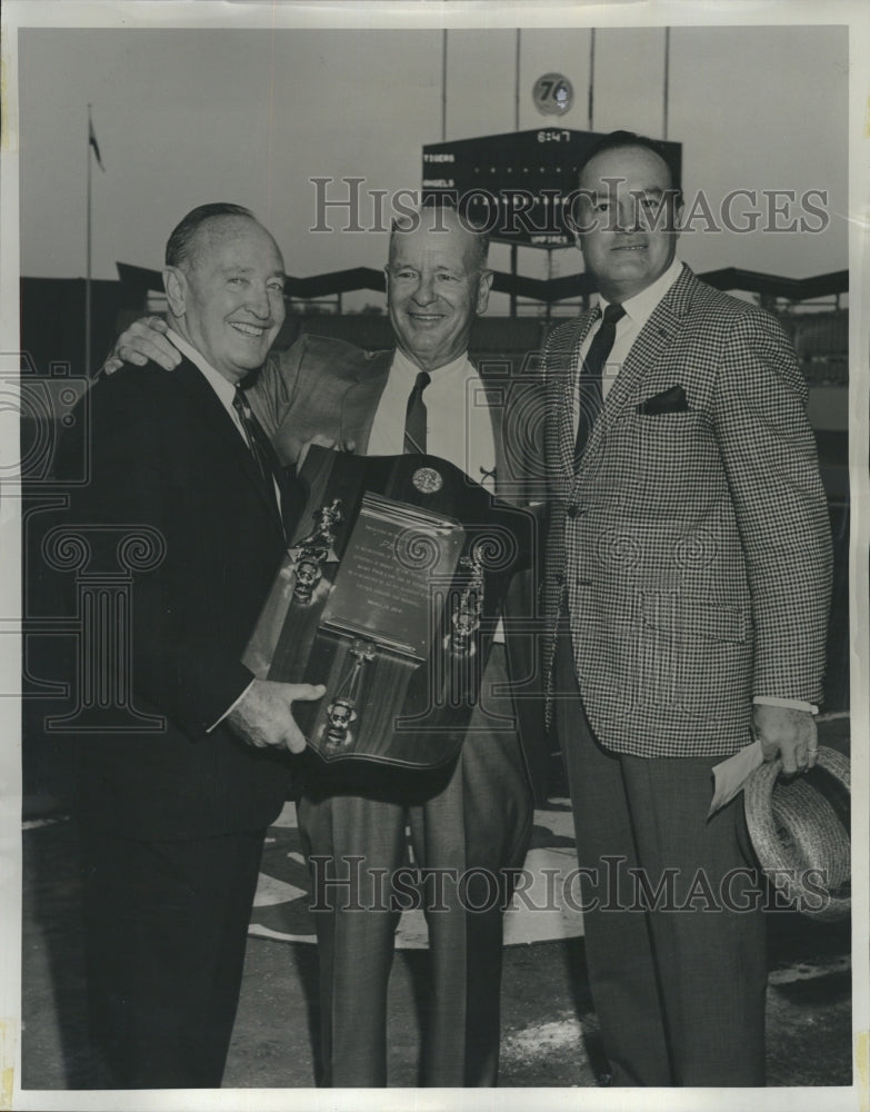 1964 Press Photo Pep Lee, Center Los Angels Acout and Technical Advisor - Historic Images