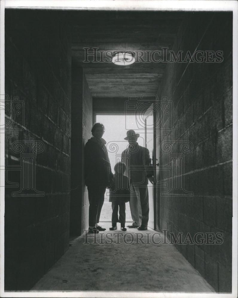 1957 Press Photo Mr. and Mrs. Emery R. Warner, of Livonia and Their Son - Historic Images