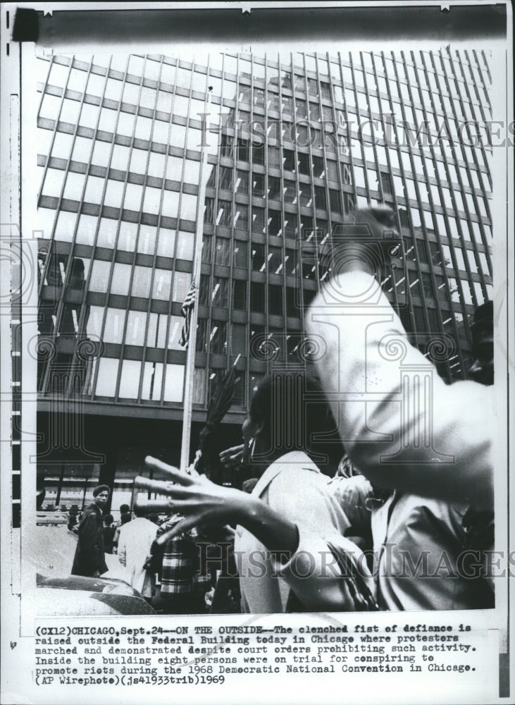 1969 Press Photo The Clenched Fist Defiance is raised outside Federal Building - Historic Images