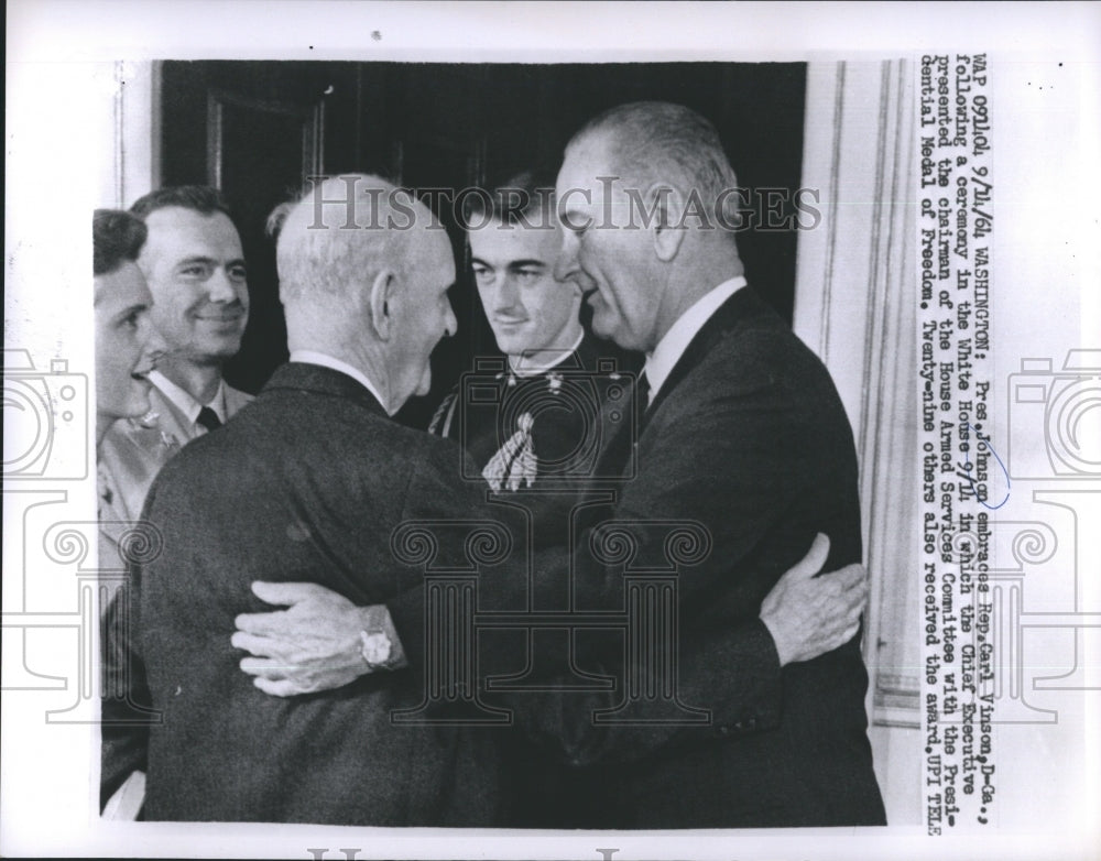 1964 Press Photo Pres. Johnson Embraces Rep. Carl Vinson - Historic Images