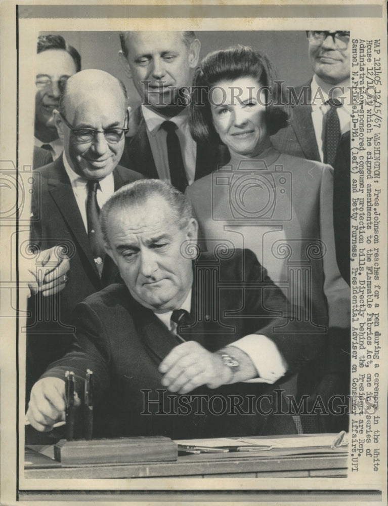 1967 Press Photo Pres. Johnson Reaches for a Pen During a Ceremony - RSH03089 - Historic Images