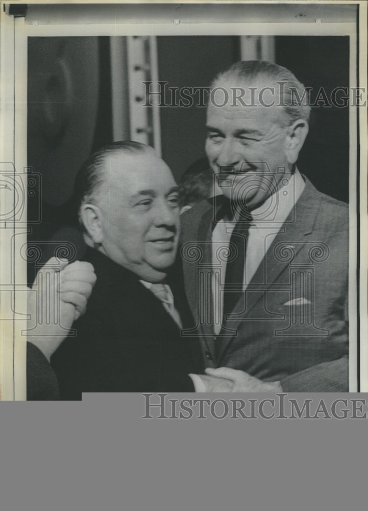 1968 Press Photo President Lyndon Johnson Gives Chicago&#39;s Mayor Richard - Historic Images