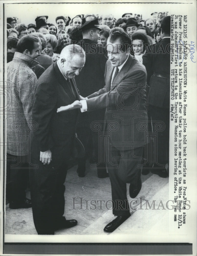 1969 Press Photo White House Police Hold Back Tourists as Pres. Nixon - Historic Images