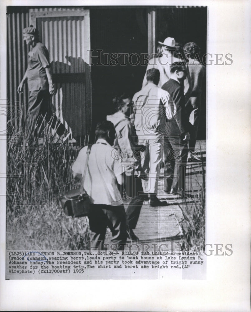 1965 Press Photo President Lyndon Johnson, Wearing Beret, Leads Party - Historic Images