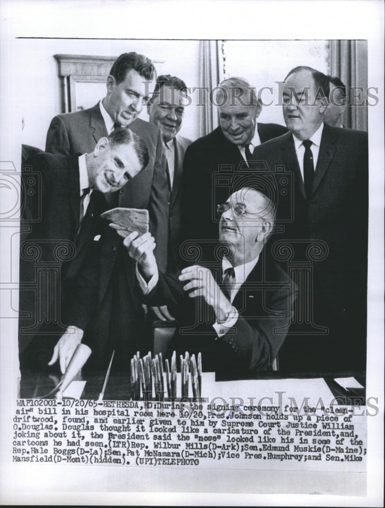 1965 Press Photo During Ceremony for the &quot;Clean-air&quot; Bill in His Hospital Room - Historic Images