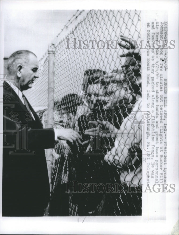 1964 Press Photo President Lyndon Y.Johnson took few Minutes Out Between Flights - Historic Images