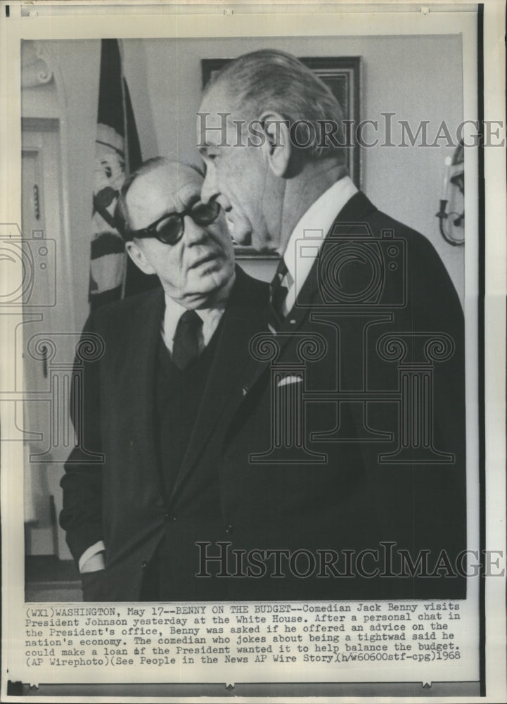 1968 Press Photo Comedian Jack Benny Visits President Johnson in White House - Historic Images