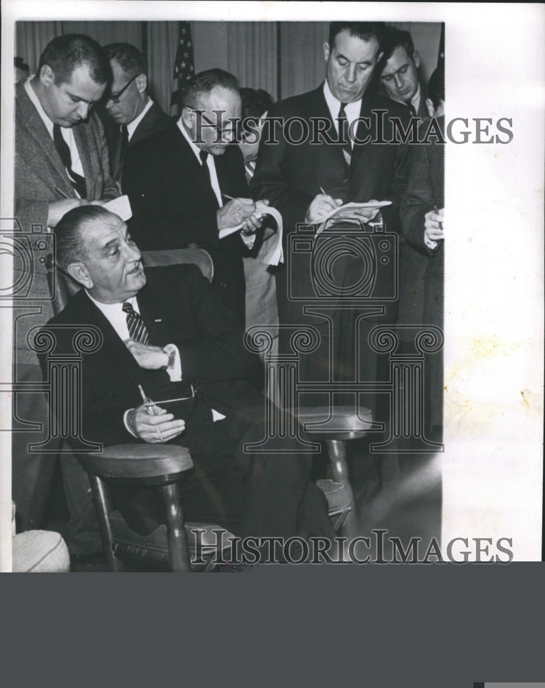 1965 Press Photo President Johnson Talks to Reporters at an Informal Conference - Historic Images