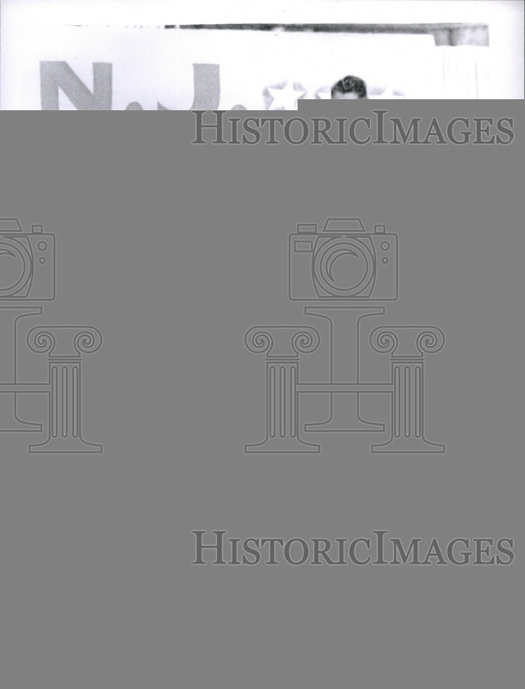 1964 Press Photo President Johnson Smiles as Spectators Wave During his Campaign - Historic Images