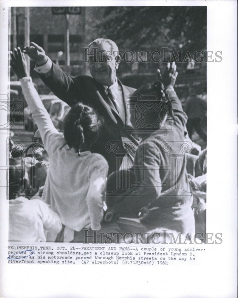 1964 Press Photo A Couple of Young Admirers Perched on Strong Shoulders Lyndon - Historic Images