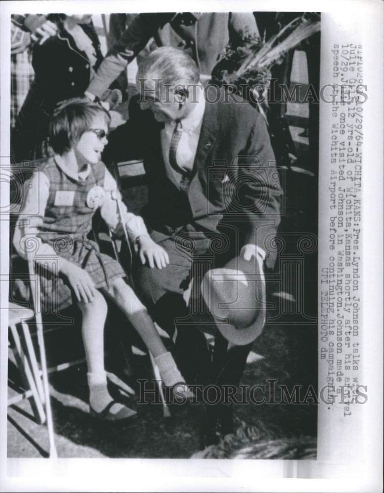 1964 Press Photo Pres. Lyndon Johnson Talks With Julie Girl 12 YrsOld of Wichita - Historic Images