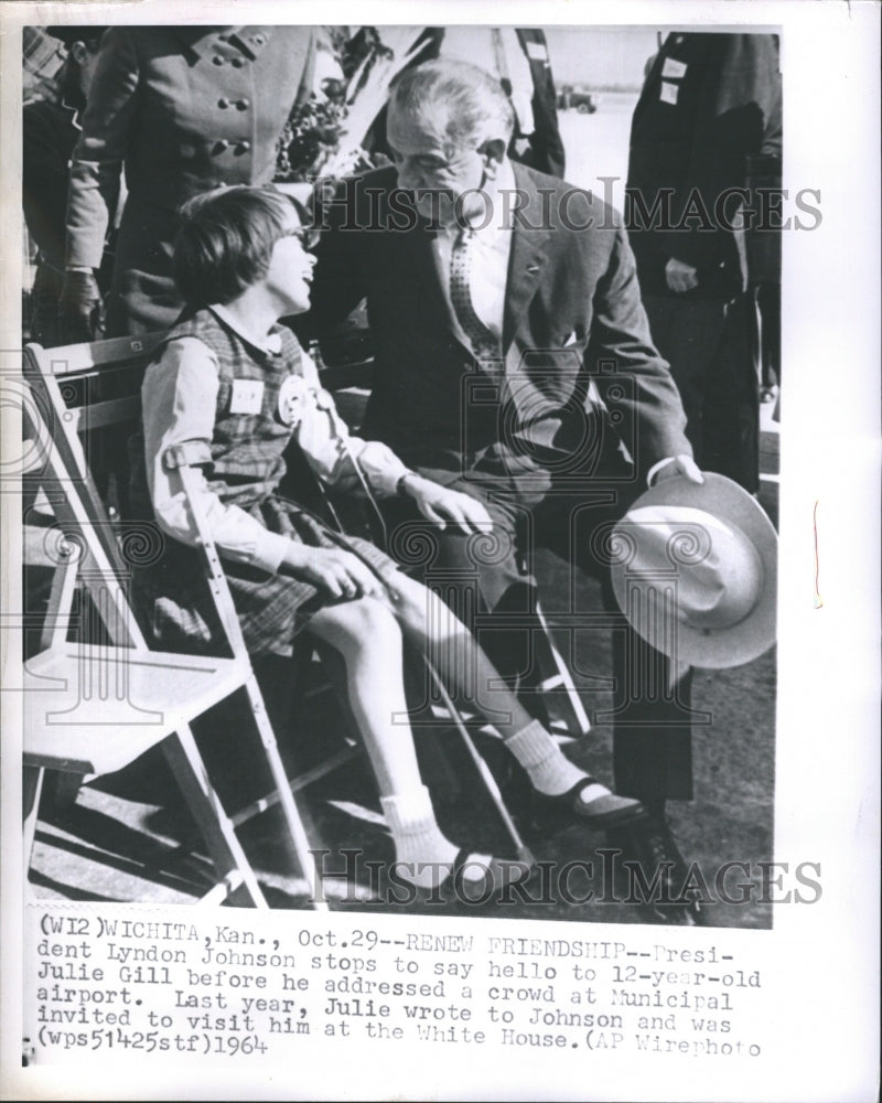 1964 Press Photo President Lyndon Johnson Stops Say Hello to 12 Years Old Julie - Historic Images