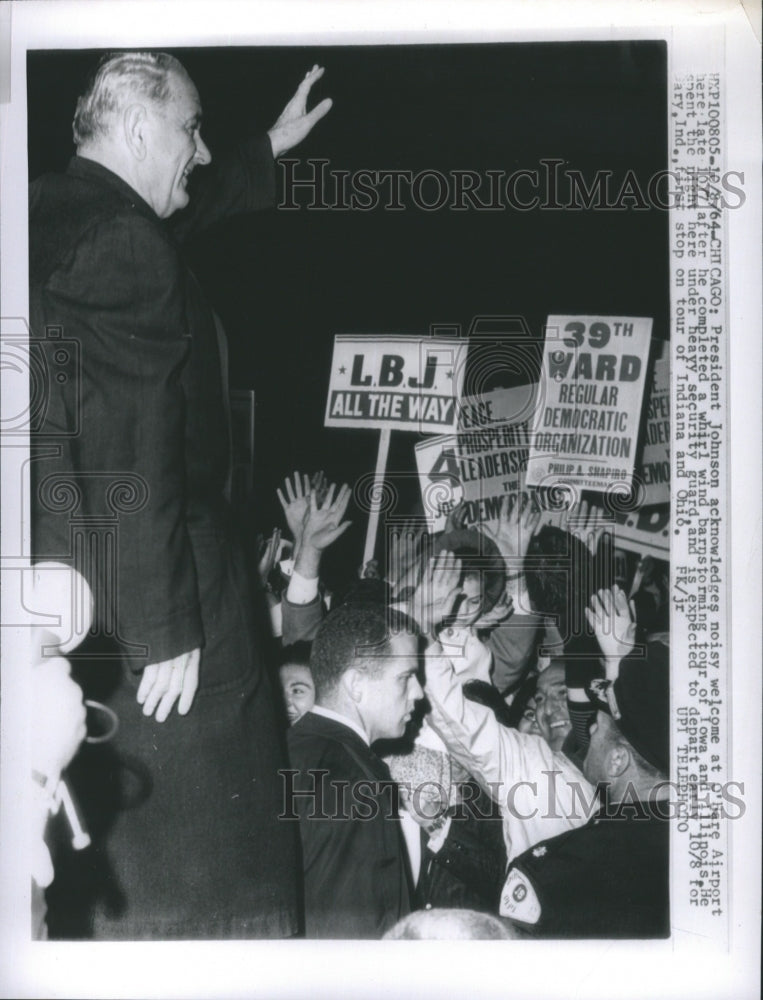 1964 Press Photo President Johnson Ackonwledges Noisy Welcome at O&#39;Bare - Historic Images