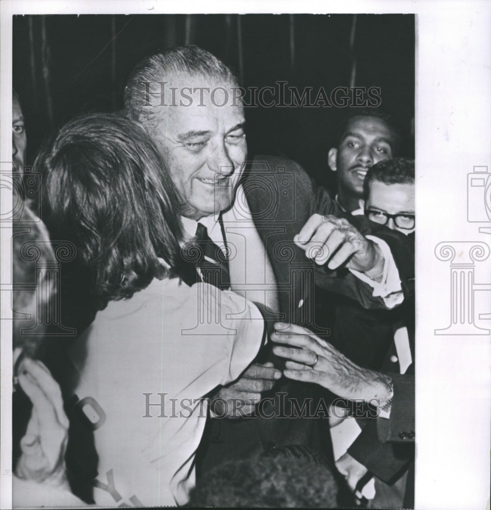 1984 Press Photo President Johnson is Embraced by a Member of the Band - Historic Images