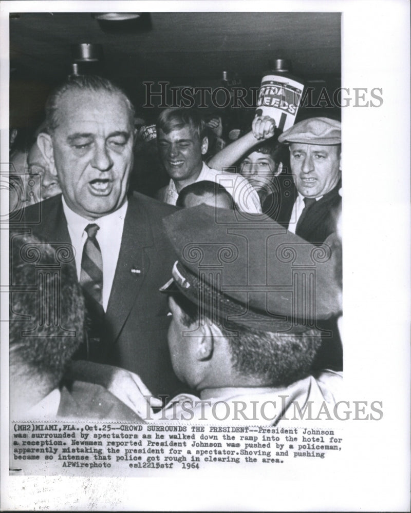 1965 Press Photo President Johnson was Surrounded by Spectators  Walked Down - Historic Images