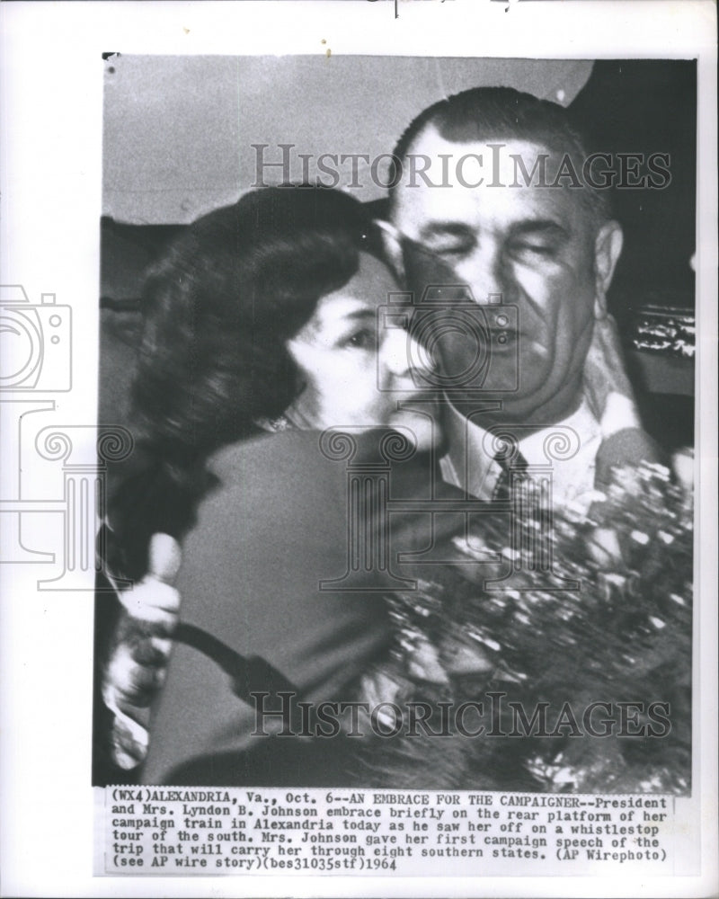 1964 Press Photo President and Mrs. Lyndon B. Johnson Embrace Briefly on Rear - Historic Images