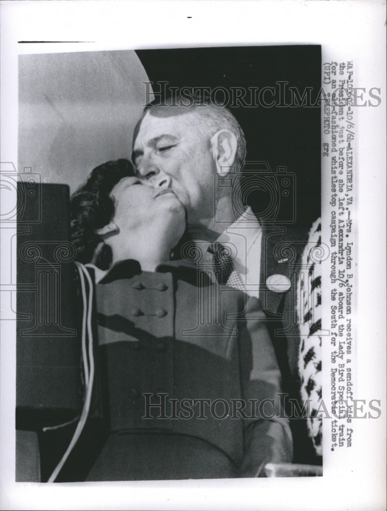 1964 Press Photo Mrs. Lyndon B Johnson Receives Sendoff Kiss from the President - Historic Images