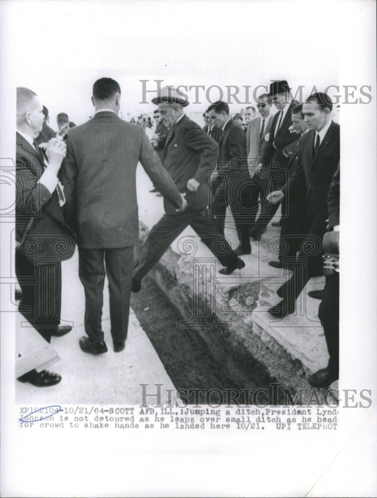 1964 Press Photo Jumping a Ditch, President Lyndon Johnson is Not Detoured - Historic Images