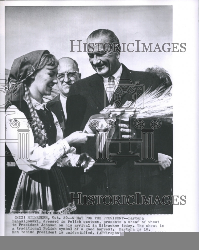 1964 Press Photo Barbara Banasijowaki, Dressed in Polish Costume, Presents - Historic Images