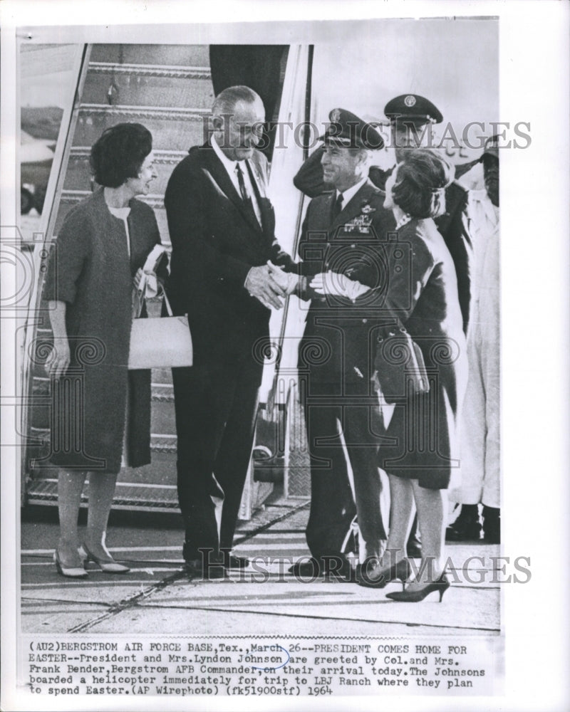 1964 Press Photo President and Mrs. Lyndon Johnson are Gretted by Col. - Historic Images