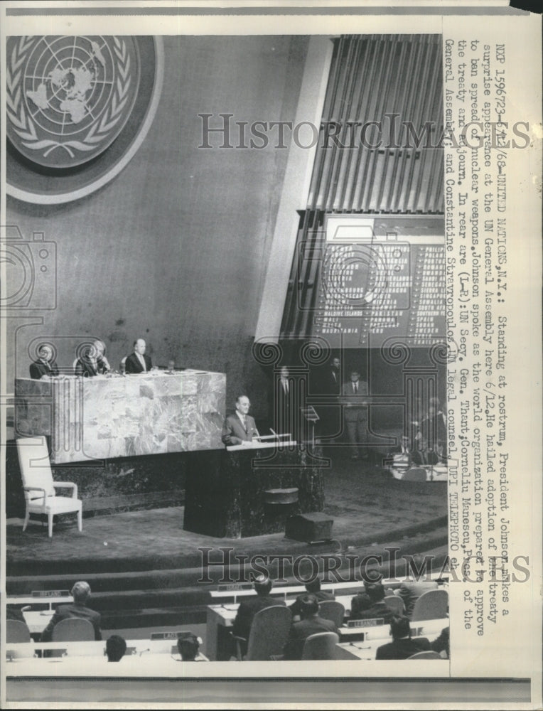 1968 Press Photo Standing at Rostrum President Johnson Makes Surprise Appearance - Historic Images