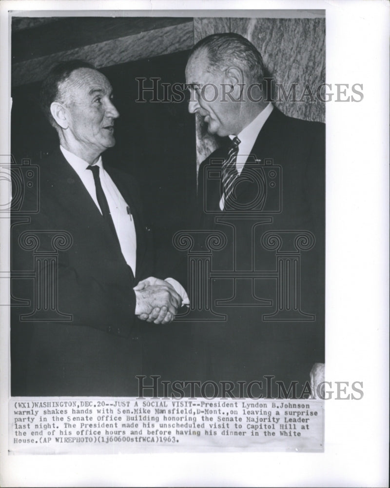 1943 Press Photo President Lyndon B. Johnson Warmly Shakes Hands with Mike - Historic Images