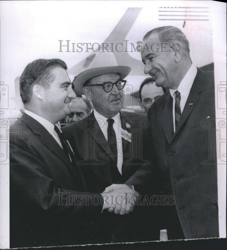 1984 Press Photo The President Shakes Hands with Sen. Pierre Salinger Edmund - Historic Images