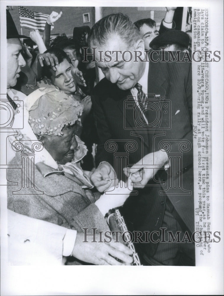 1984 Press Photo President Johnson Presents Pins to Hannah Bennett - RSH03293 - Historic Images