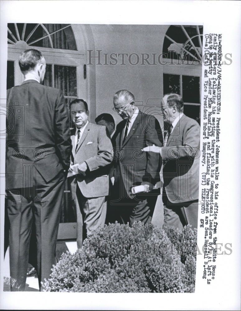 1965 Press Photo President Johnson Walks to his Office from the White House - Historic Images