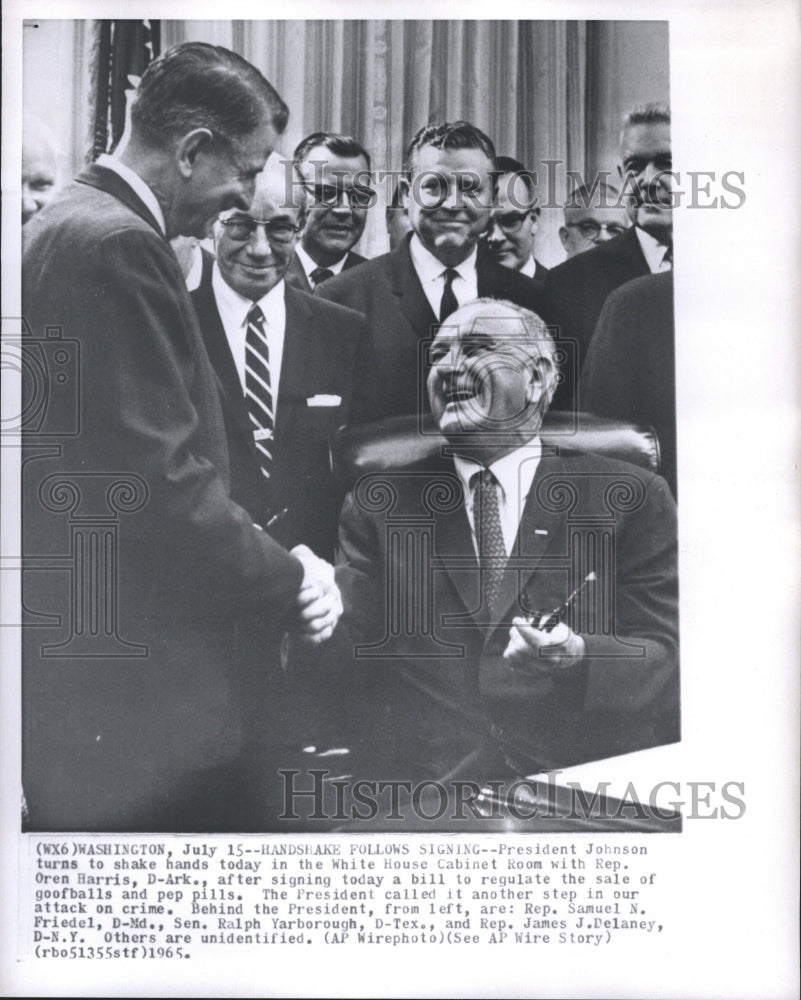 1965 Press Photo President Johnson Turns to Shake Hands today in the White House - Historic Images