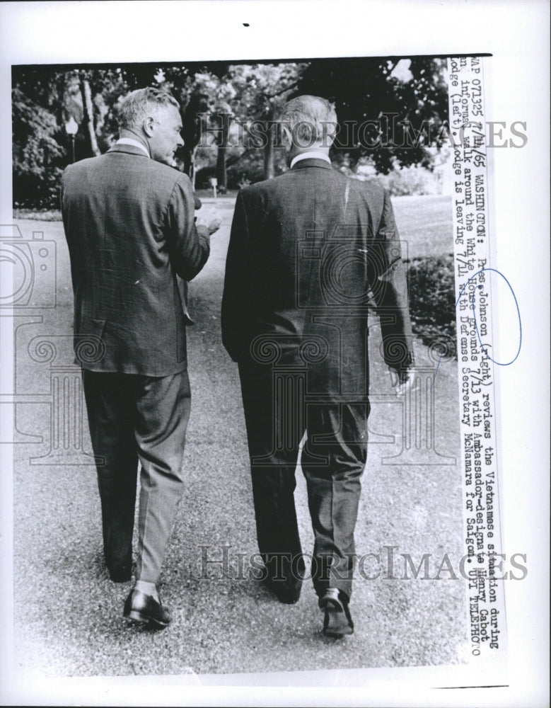 1965 Press Photo Pres. Johnson Reviews the Vietnamese Situation - Historic Images