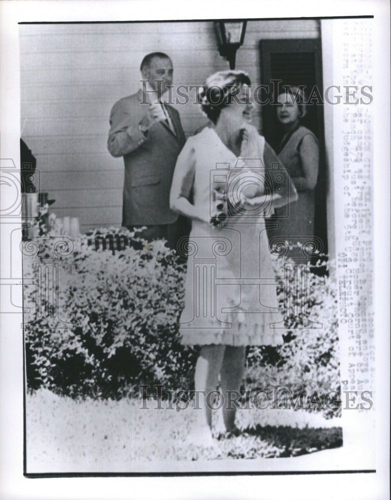 1965 Press Photo Lady Bird President Johnson Looks for Something - RSH03339 - Historic Images